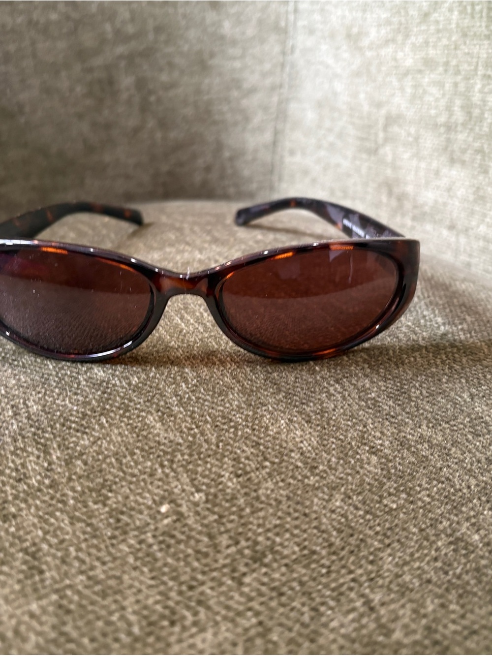 Steve Madden Glossy Tortoiseshell Sunglasses - Dark Brown Frame - Picture 2 of 2